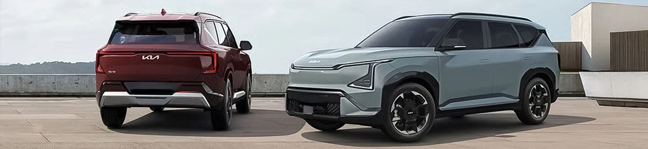 Deux Kia EV5, vus de face et de dos