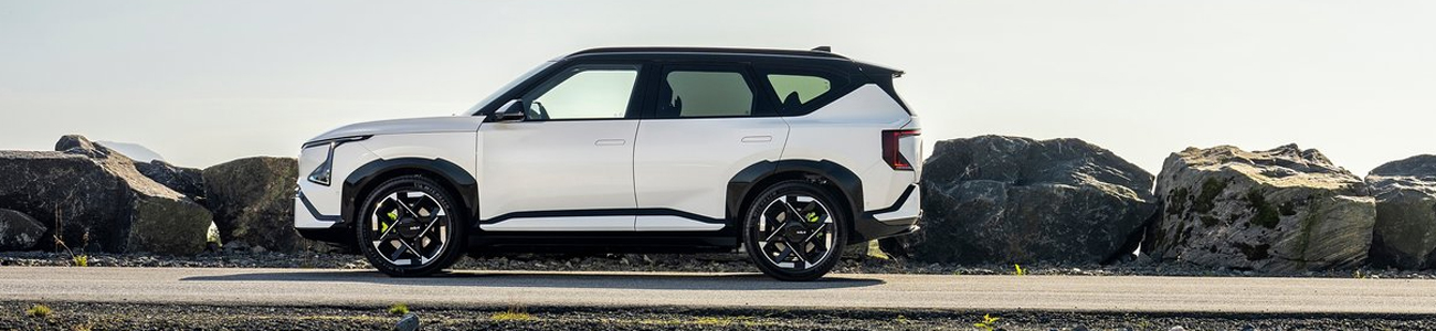 Kia EV5 blanc vu de profil près de rochers