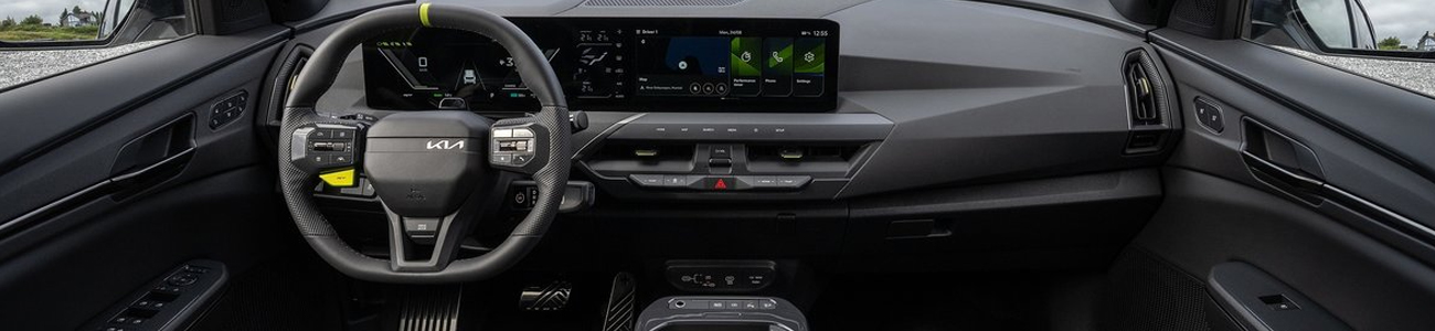 Habitacle du Kia EV5 avec volant et écrans du tableau de bord